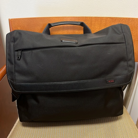 Tumi Alpha 2 Messanger Style Expandable Laptop Bag - Picture 2 of 16
